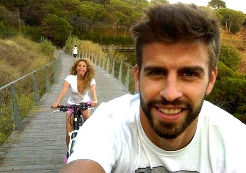 Foto: Gerard Piqué y Shakira, en una imagen compartida en Twitter y Facebook 