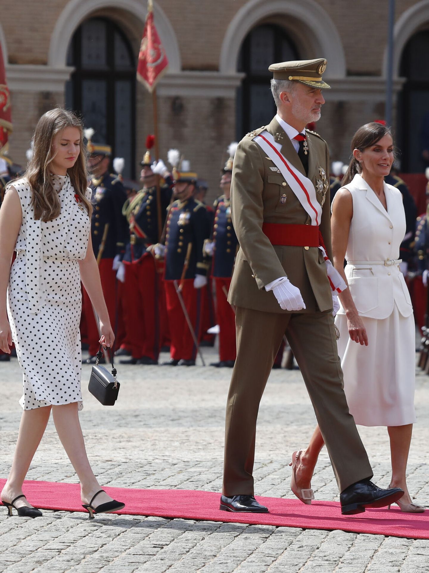 Los reyes Felipe y Letizia junto a la princesa Leonor a su llegada a la entrega de despachos a los nuevos oficiales del Ejército de Tierra en la Academia General Militar de Zaragoza. (EFE/Javier Cebollada)