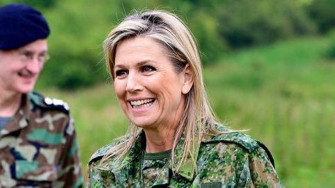 El cambio de look radical de Máxima de Holanda: de un vestido rosa y una pulsera swiftie al uniforme militar 