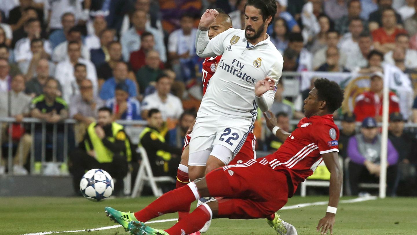David Alaba en una acción con Isco durante un partido con el Real Madrid. (Efe)