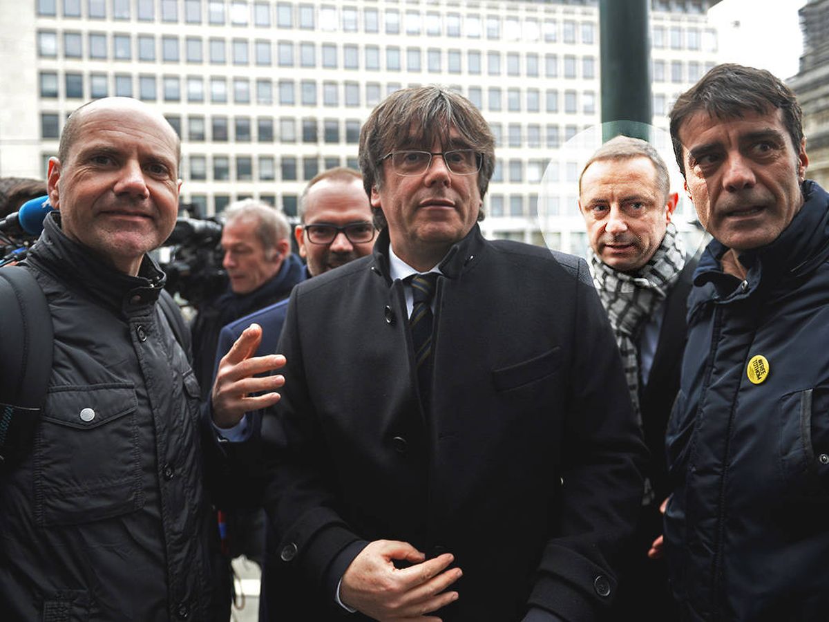 Foto: Carles Puigdemont junto a David Goicoechea (d). (Reuters)