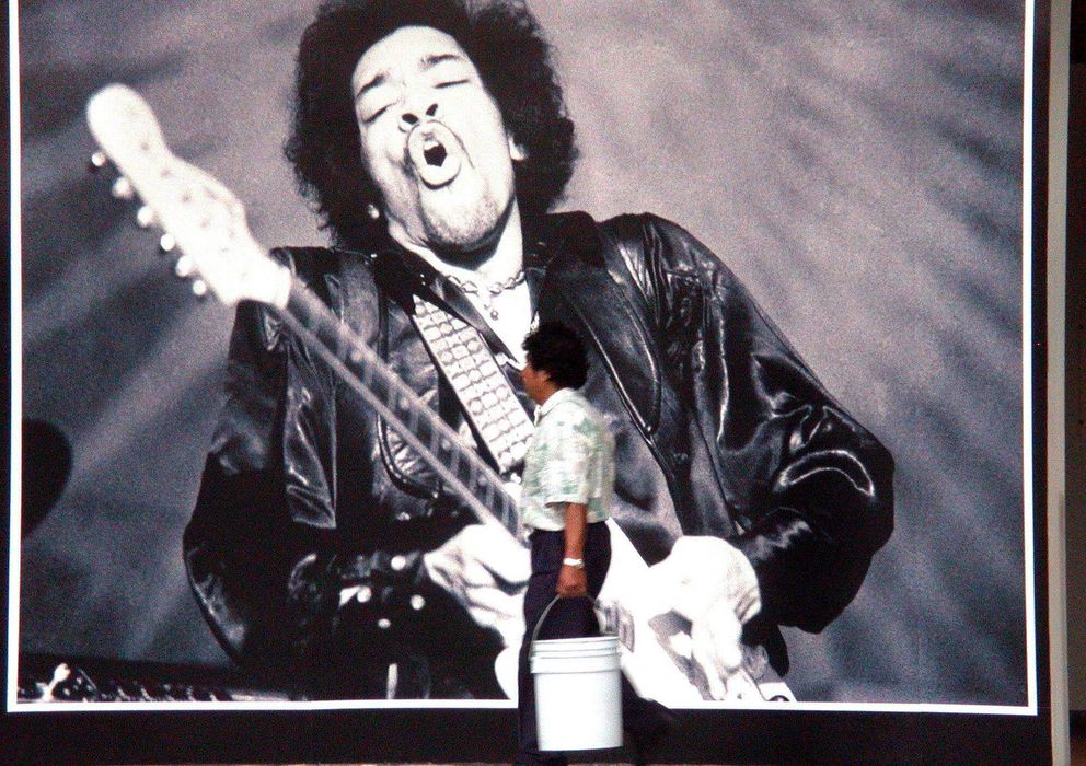 Foto: Jimi Hendrix pudo presumir, además de por sus virtudes guitarrísticas, de poseer un miembro de 20 centímetros. (Efe)