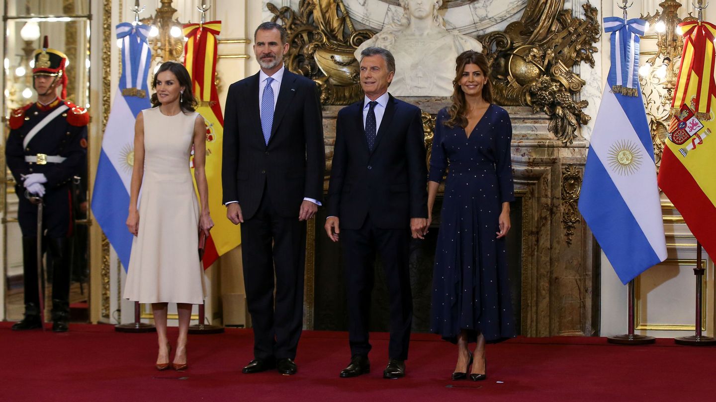 Los Reyes y el matrimonio argentino. (Reuters)