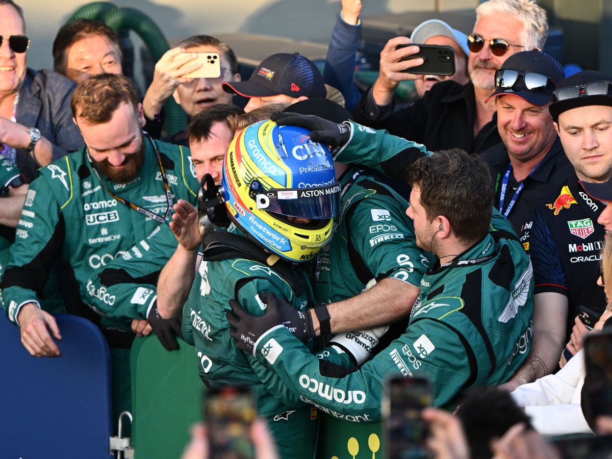 Foto: La escudería de Aston Martin celebra el tercer puesto con Alonso. (EFE/JOEL CARRETT )