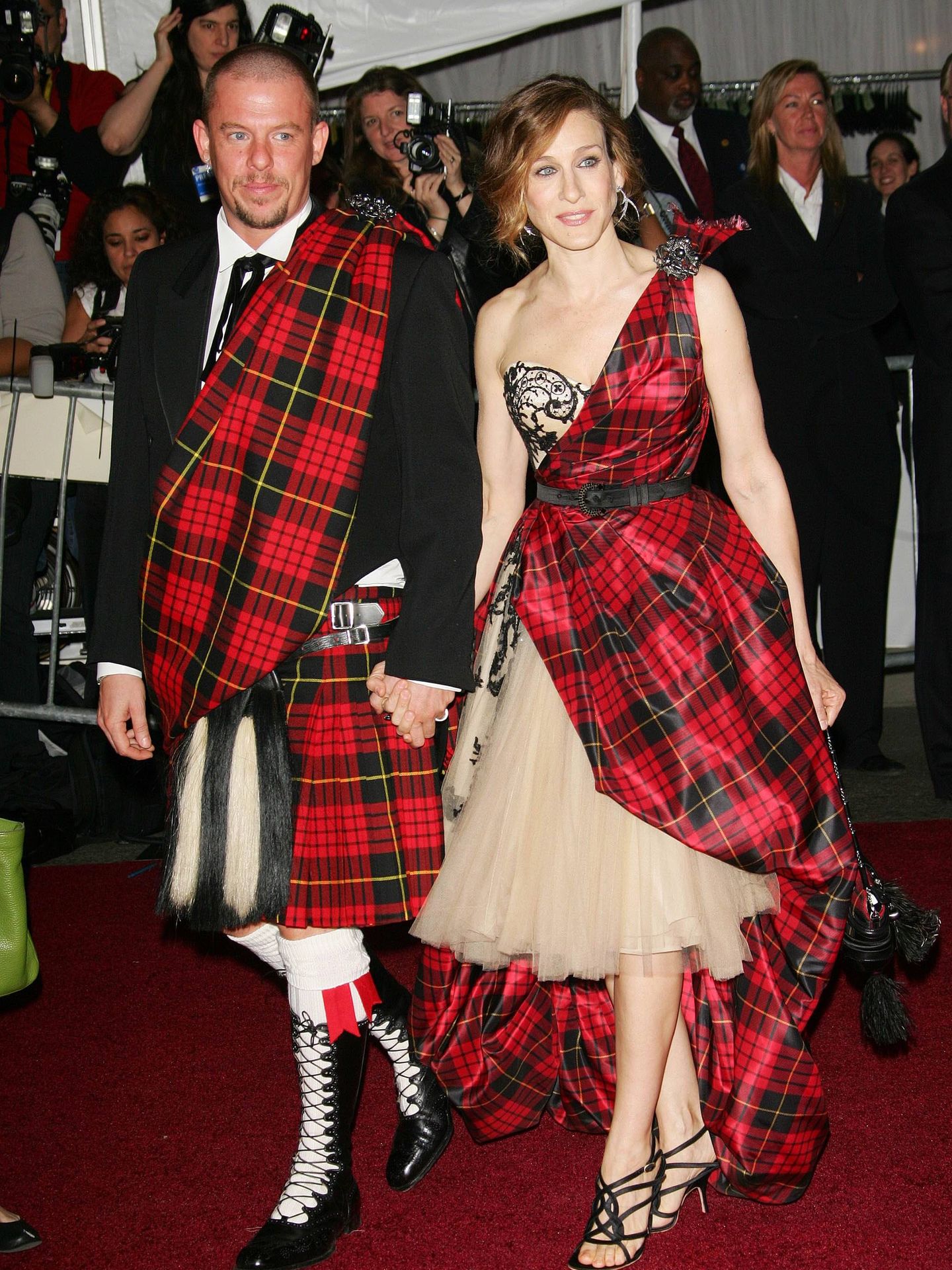 Alexander McQueen con Sarah Jessica Parker. (Getty)