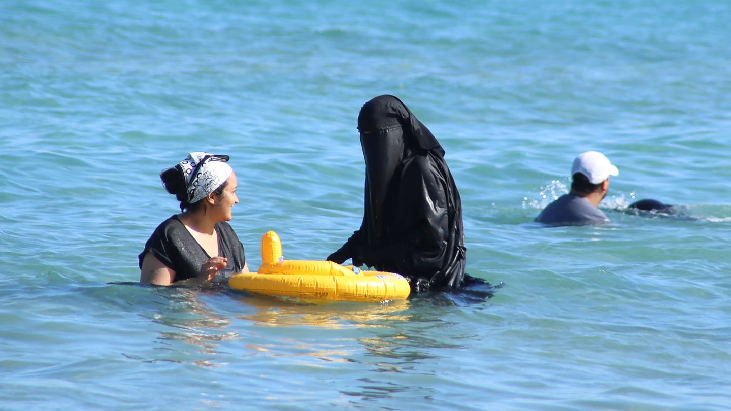 Una mujer se baña con niqab en una playa de Bizerte, Túnez, el 21 de julio de 2016 (Reuters). 