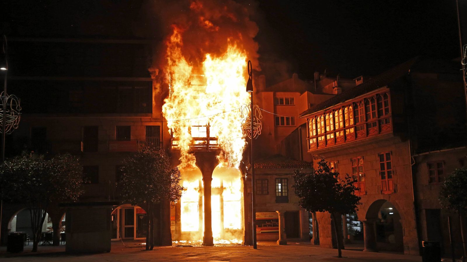 Foto: El edificio de la plaza A Ferrería de Pontevedra, en llamas (EFE)
