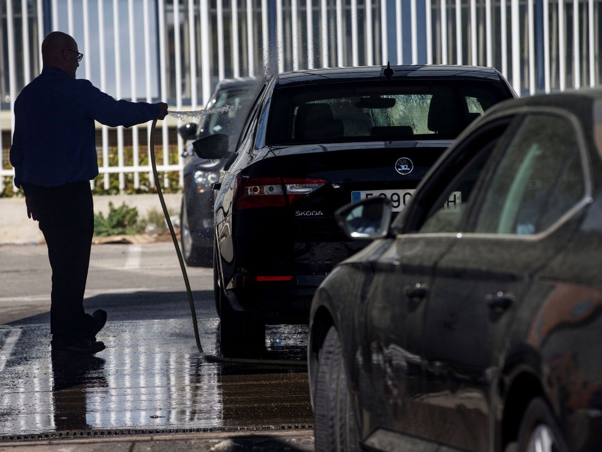 Foto: La limpieza del coche es clave después de cada viaje para evitar el contagio. (EFE)