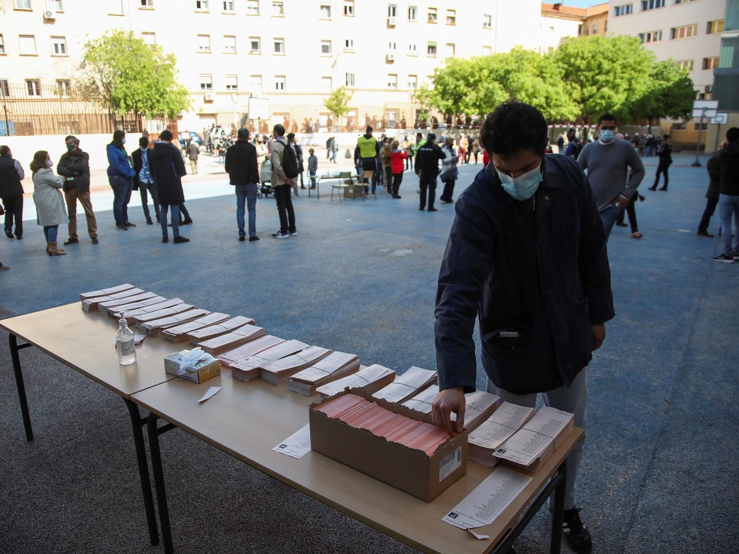 Una cola de votantes en un colegio electoral de Madrid. (EFE)