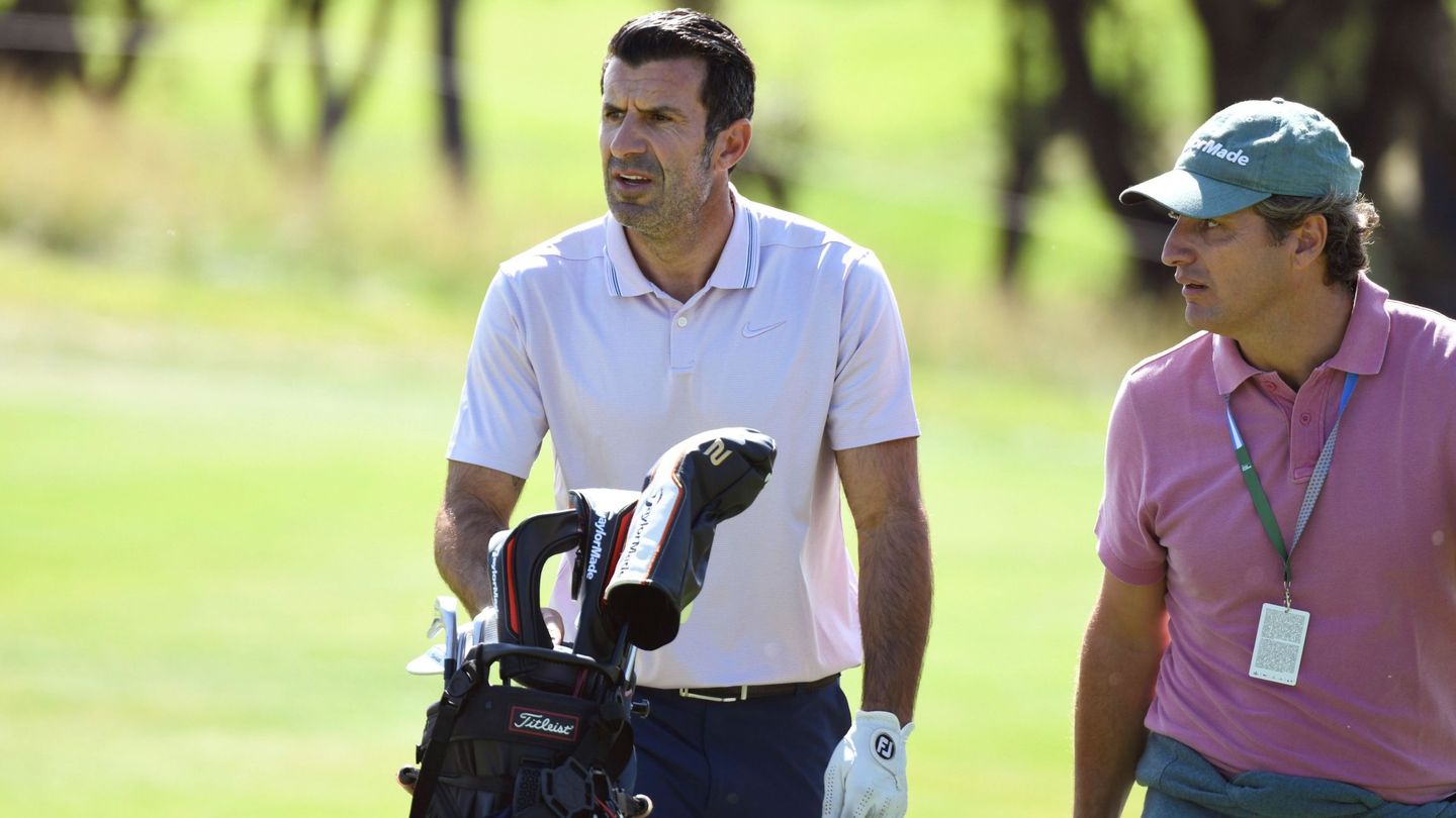 Luis Figo, disfrutando de una de sus pasiones, el golf. (EFE)