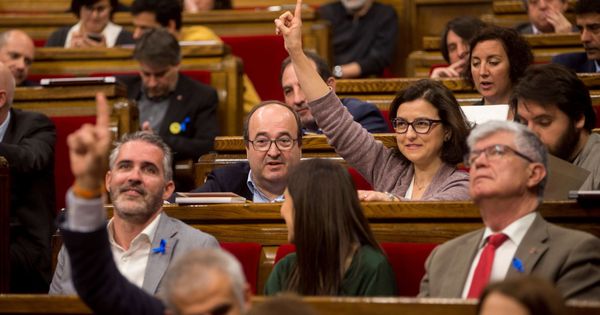 Foto: El primer secretario del PSC Miquel Iceta (i) y la portavoz del grupo socialista, Eva Granados (c), durante el pleno del Parlament convocado el jueves en el que se votó una moción. (EFE)