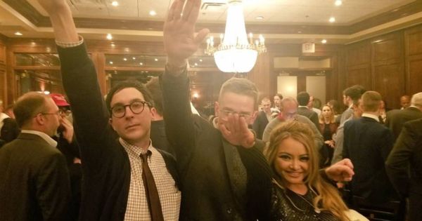 Foto: La 'celebrity' Tila Tequila hace el saludo nazi con amigos durante una fiesta de la 'alt-right' en Washington, para celebrar la victoria de Trump