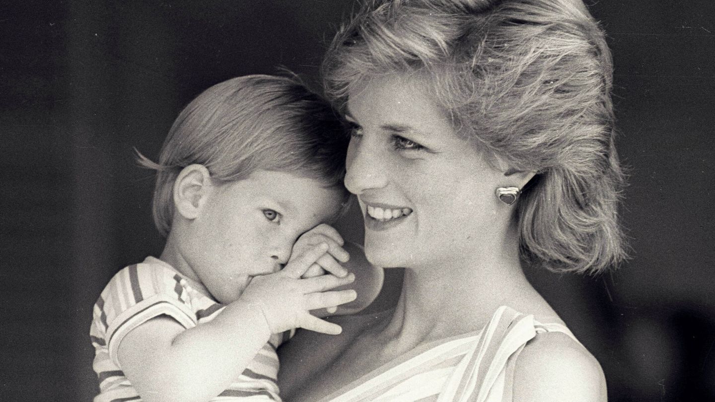 Imagen de archivo de Lady Di con su hijo Harry, en 1988. (Reuters/Hugh Peralta)