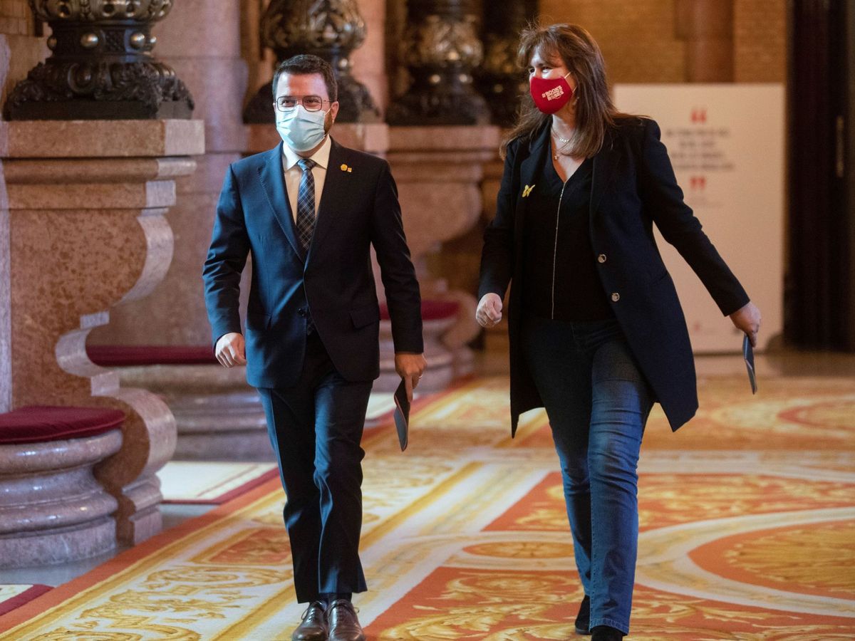 Foto: El vicepresidente del Govern en funciones, Pere Aragonès (i), conversa con la presidenta del Parlament, Laura Borràs. (EFE)