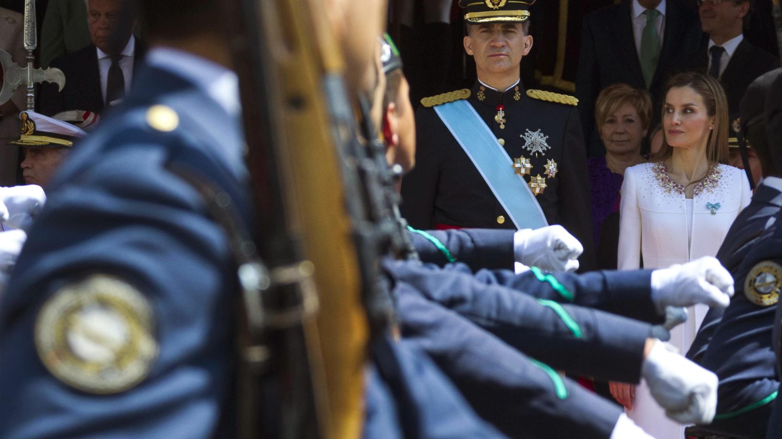Foto: El Rey Felipe VI junto a la Reina Letizia su primer desfile militar a las puertas del Congreso de los Diputados tras su proclamación. (Efe)