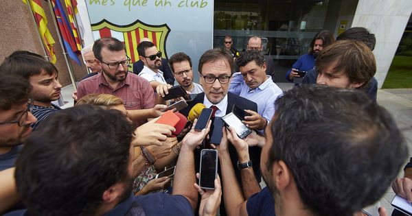 Foto: Agustí Benedito, en el Camp Nou rodeado de medios de comunicación. (EFE)