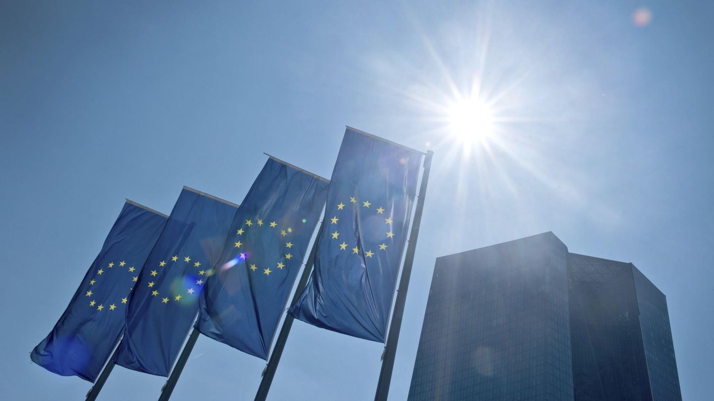 Banderas europeas ondean junto a la sede del Banco Central Europeo (BCE) en Fráncfort (Alemania). (EFE)