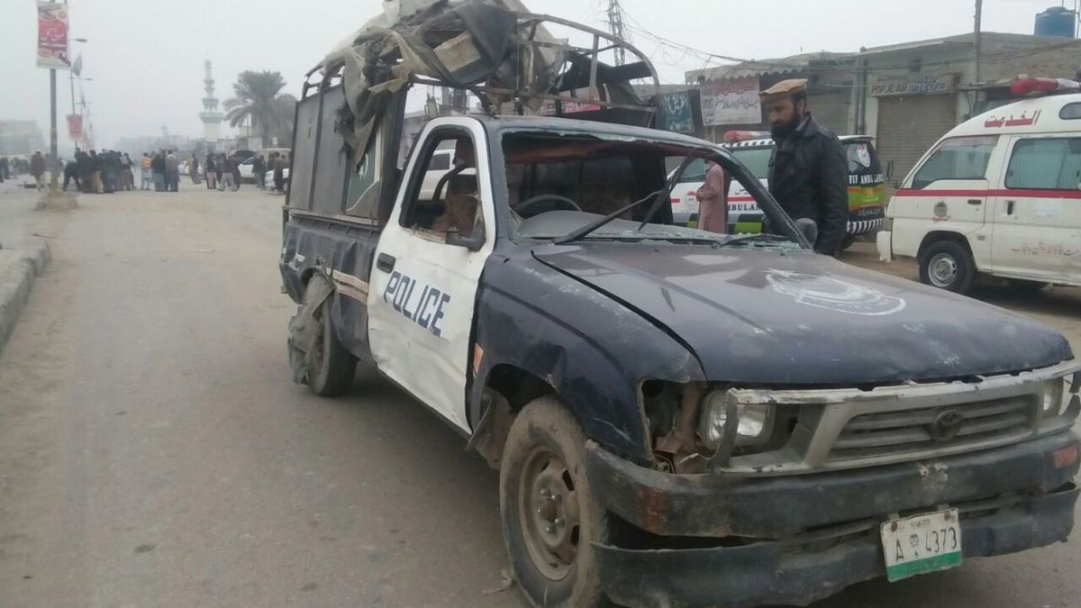 Al menos 44 muertos al precipitarse un autobús por un barranco en Lasbela, Pakistán