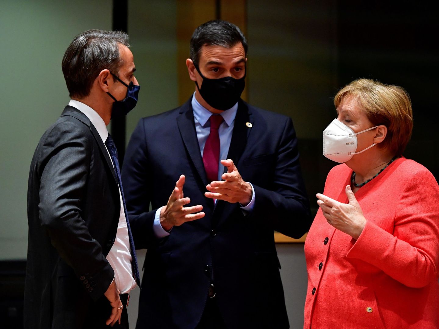 Pedro Sánchez, con la canciller alemana, Angela Merkel, y el primer ministro griego, el conservador Kyriakos Mitsotakis (i), el pasado 20 de junio en Bruselas. (Reuters)