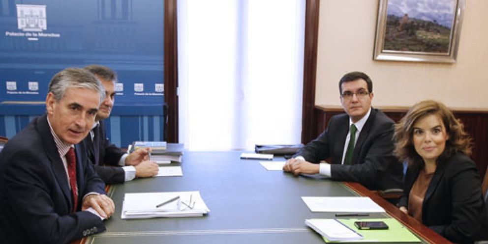 Foto: García Tizón y Báñez se incorporan al traspaso de poderes en política y economía