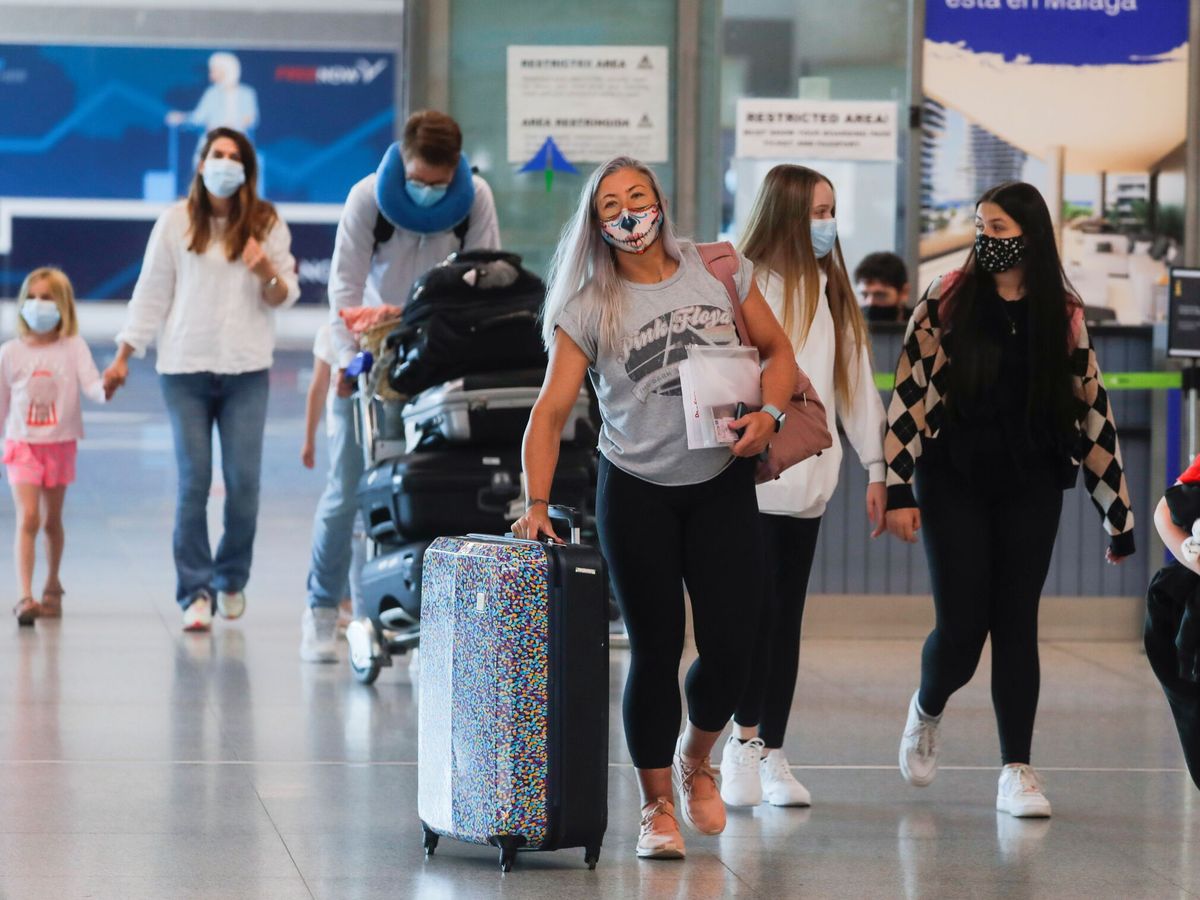 Foto: Turistas llegando al aeropuerto de Málaga. (Reuters) 