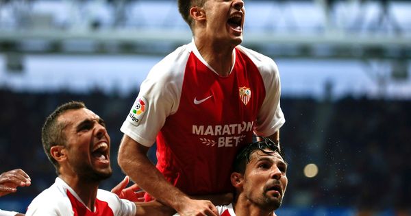 Foto: Reguilón celebra un gol, de Nolito con la camiseta del Sevilla. (EFE)