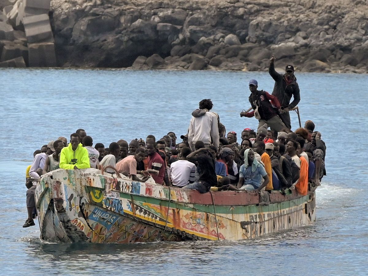 Foto: Inmigrantes irregulares llegan en una patera a Canarias. (EFE/Gelmert Finol)
