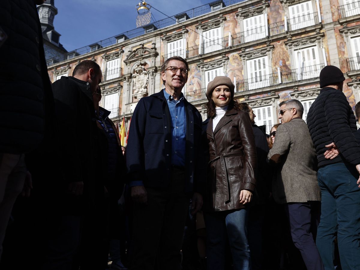 Foto: Feijóo y Ayuso, juntos en la Plaza Mayor. (EFE/Rodrigo Jiménez)