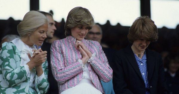 Foto: La duquesa de Kent y Lady Di en Wimbledon en el año 1981. (Getty)