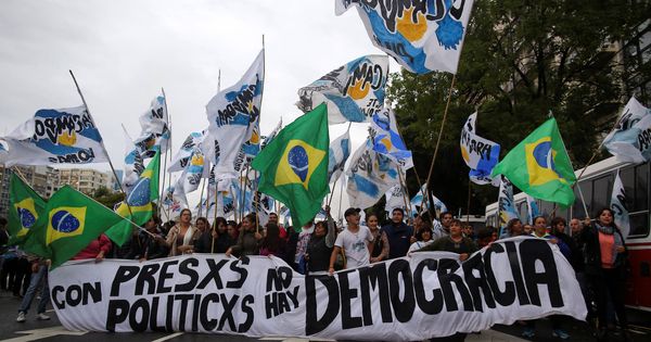 Foto: Manifestantes apoyan a Da Silva en las calles de Brasil. (Reuters)