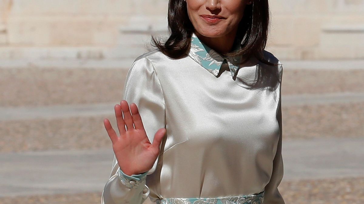 La reina Letizia reinventa el mantón de Manila con este conjunto de Duyos