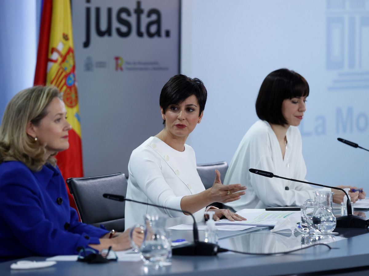 Foto: La ministra y portavoz del Gobierno, Isabel Rodríguez, junto a Calviño y Morant. (EFE/Juan Carlos Hidalgo)