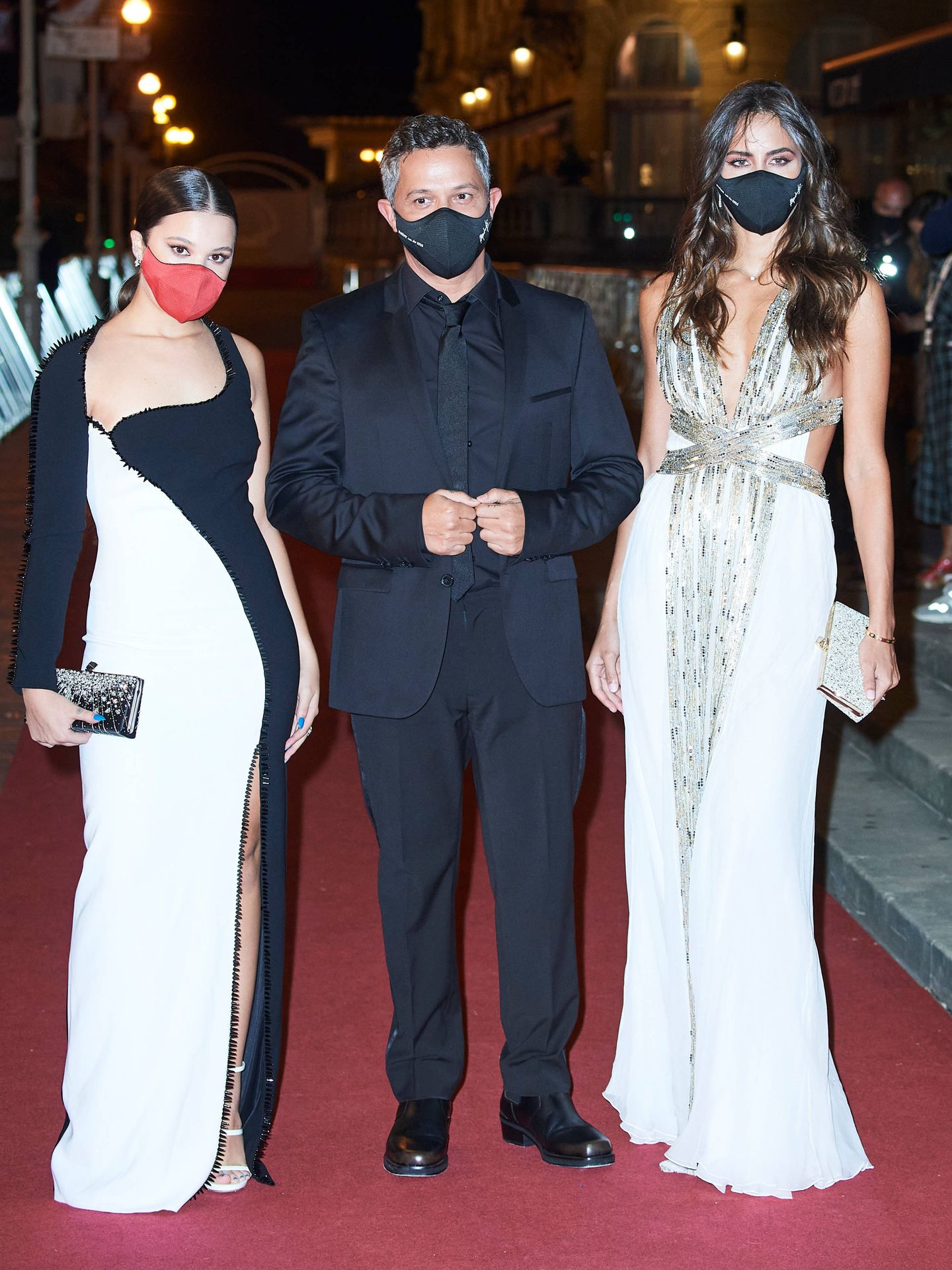 Alejandro Sanz, junto a su hija y su novia. (LP)