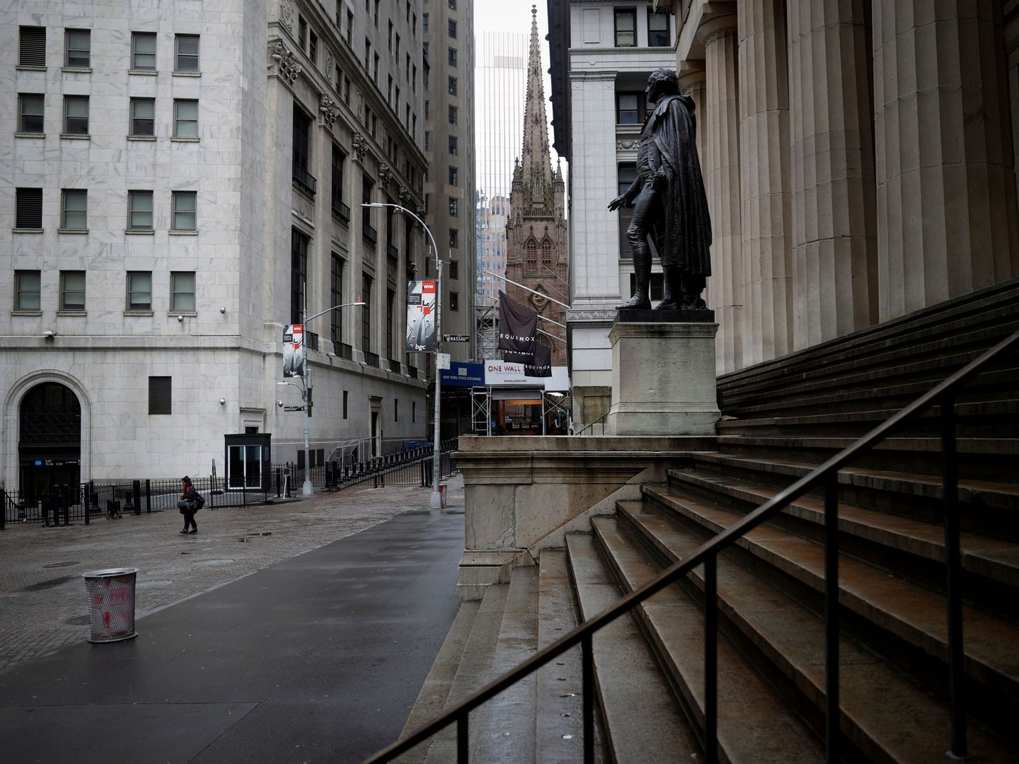 Wall Street, en Nueva York, desierta por el covid. (Reuters)