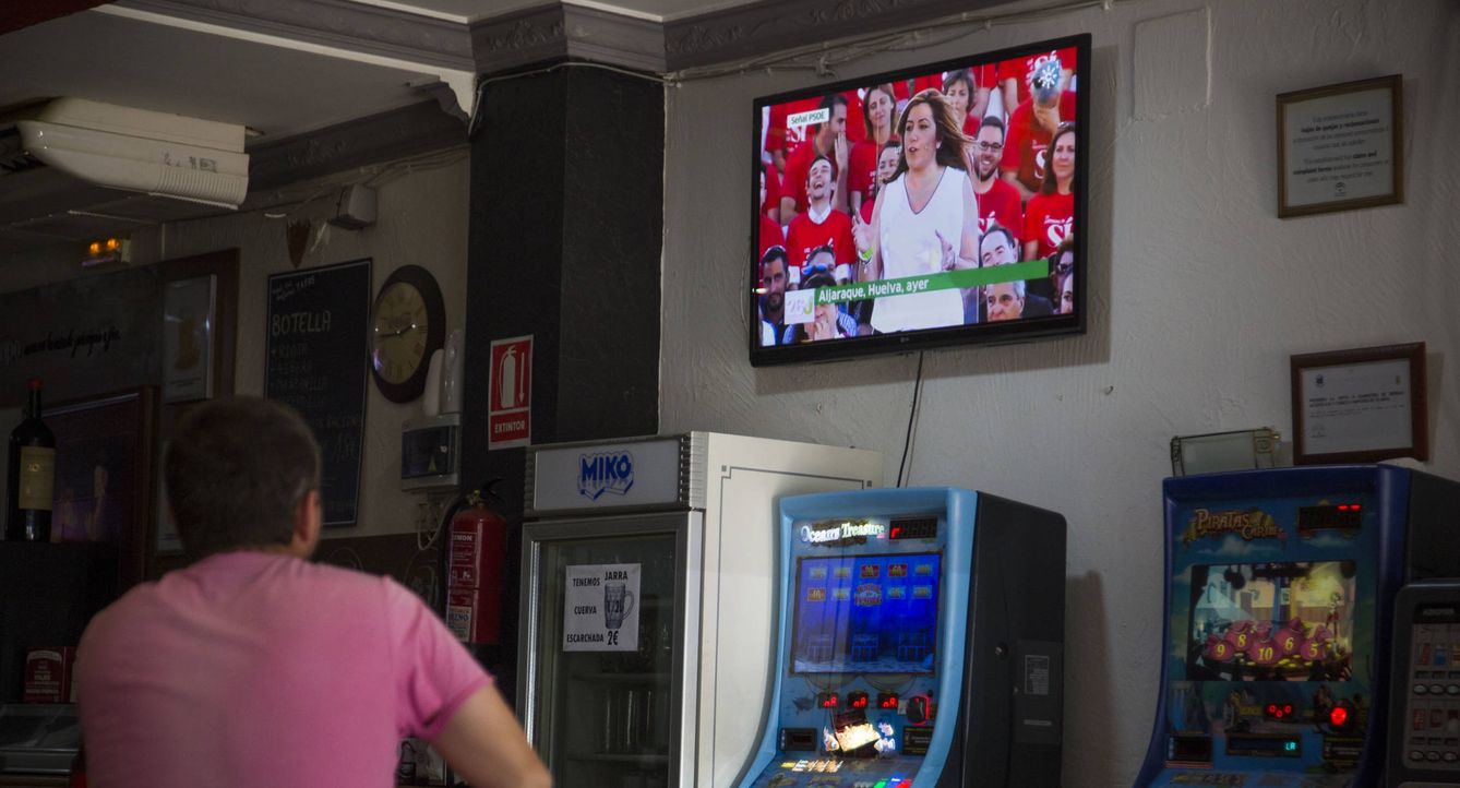 La líder andaluza socialista Susana Díaz en un televisor. (Foto: Fernando Ruso)