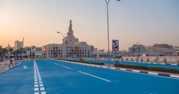 Foto: Imagen de la carretera pintada de azul en Qatar. (Foto: Qatar Tribune / Twitter)