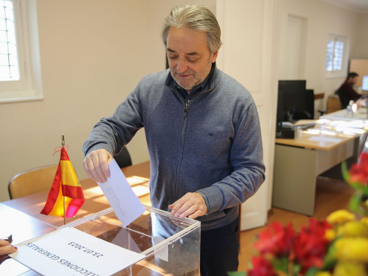 Foto: Un hombre ejerce el derecho al voto en Uruguay. (EFE)