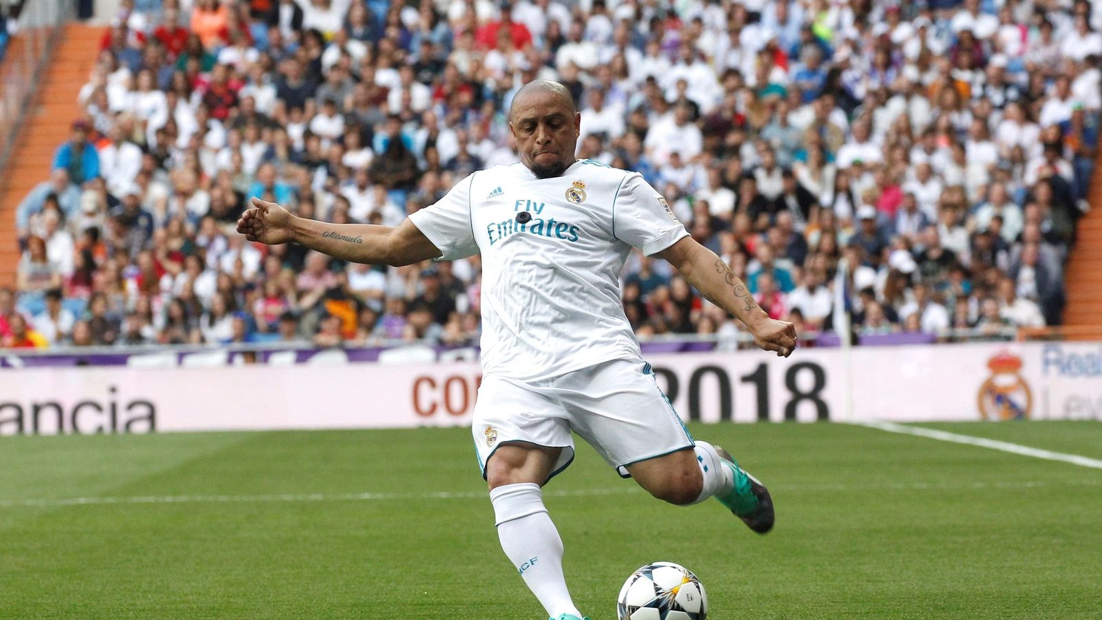 Foto: Roberto Carlos, en un amistoso con la camiseta blanca. (EFE)