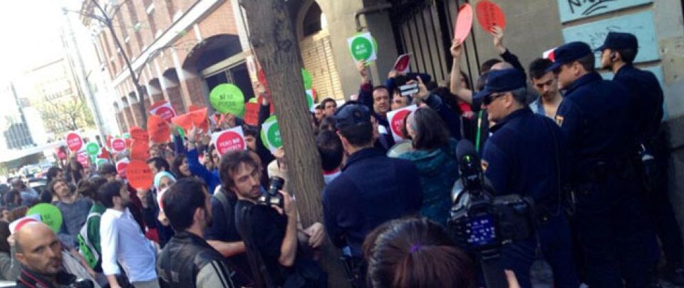 Foto: Nuevo viernes de escrache: más de cien personas rodean una supuesta casa de Montoro