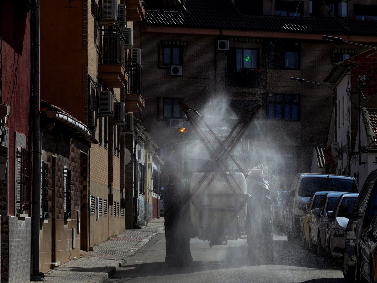 Foto: Agricultores de Mejorada del Campo realizan tareas de desinfección por las calles de la localidad madrileña (EFE)