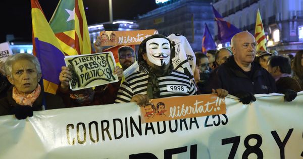 Foto: Concentración en Madrid contra la encarcelación de los exmiembros del Govern de Cataluña. (EFE)