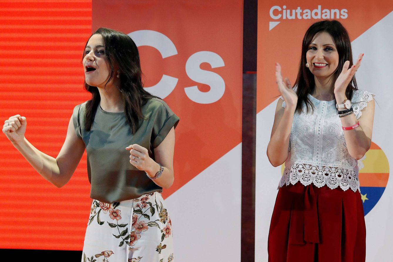 Lorena Roldán aplaude a Inés Arrimadas en un acto de Ciudadanos. (EFE)