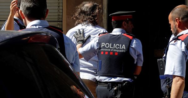 Foto: Los Mossos d'Esquadra trasladan al hombre que han detenido por su supuesta relación con la desaparición de su expareja en Terrassa (Barcelona), a la vivienda que ambos compartían. (EFE)