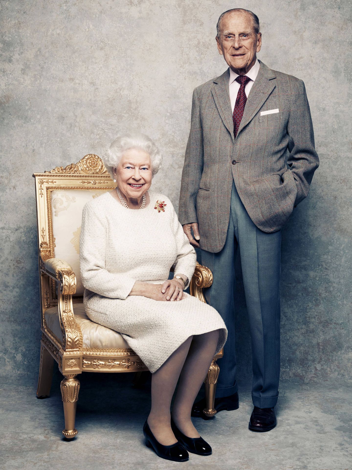 Isabel II y el duque de Edimburgo posan por el 70 aniversario de su boda. (Gtres)