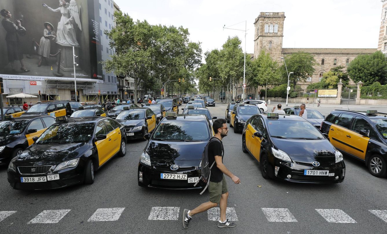Taxis la Gran Vía de Barcelona. (EFE)