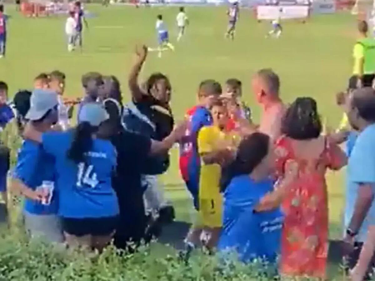 Foto: Un hombre intenta agredir a otro en un torneo infantil. (Twitter: @elforomdm)