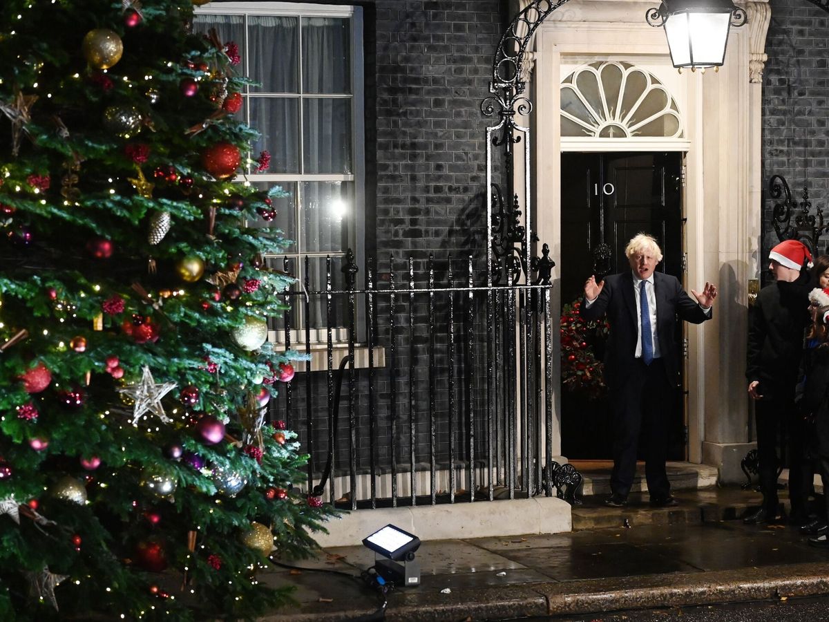 Foto: El primer ministro británico, Boris Johnson, ante el árbol de Navidad de Downing Street (EFE/Andy Rain)