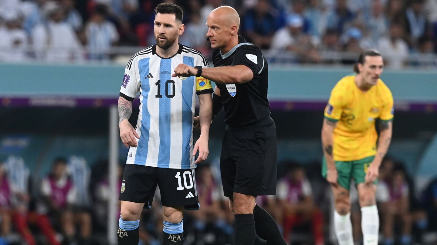 El árbitro Marciniak junto a Messi durante el Mundial de Qatar 2022. (EFE/Neil Hall)