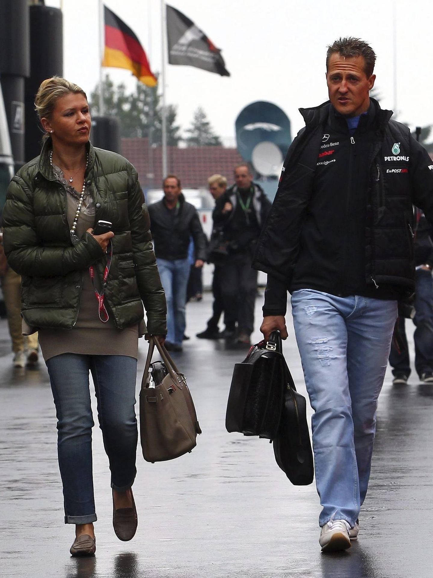 El piloto alemán Michael Schumacher, y su esposa, Corinna, en el circuito de Nürburgring en 2011. (EFE)