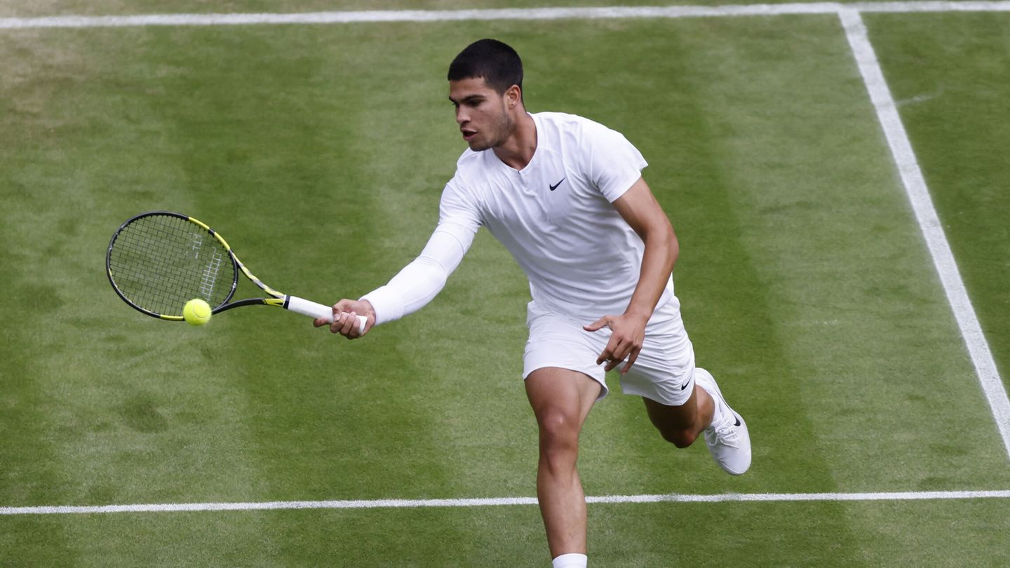 Alcaraz, remata un punto durante el partido de tercera ronda en Wimbledon. (EFE/Andy Yates)